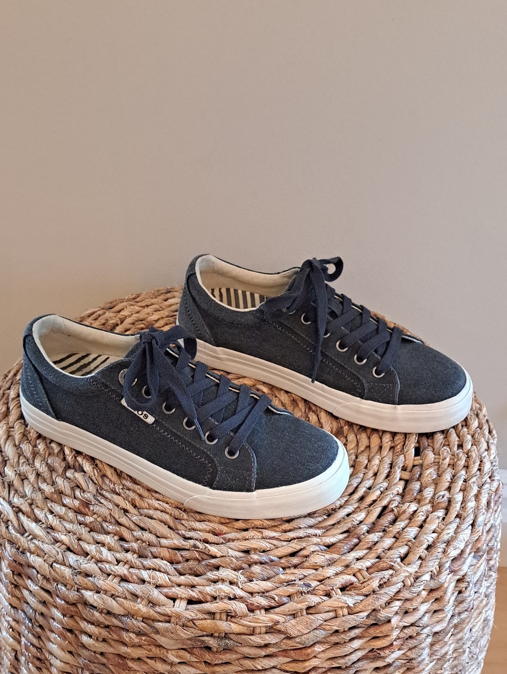 Taos Womens Plim Soul Grey Canvas Athleisure/Casual/Preppy Low Sneakers 7